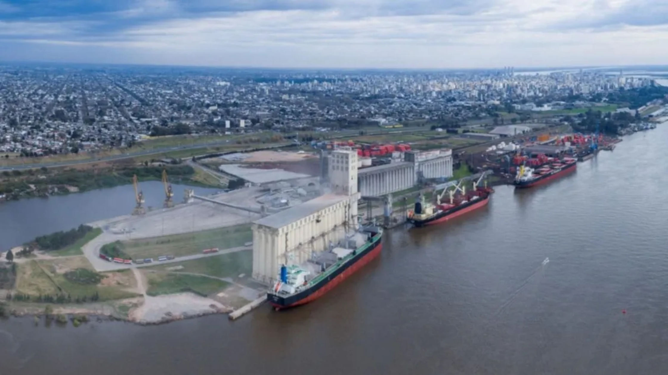 Barcos cargando en el Puerto de Rosario